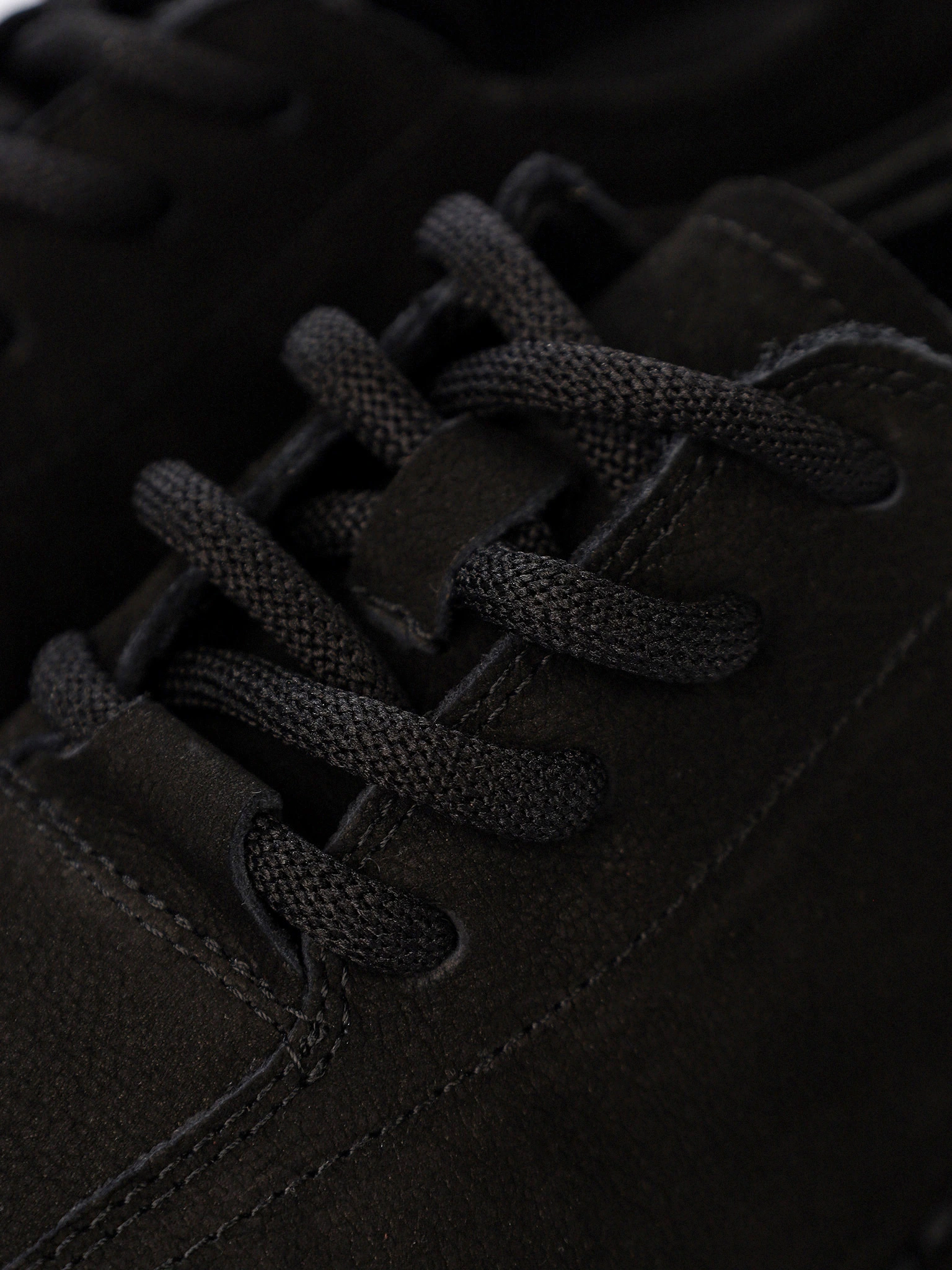 Туфли черного цвета из натурального нубука на шнуровке